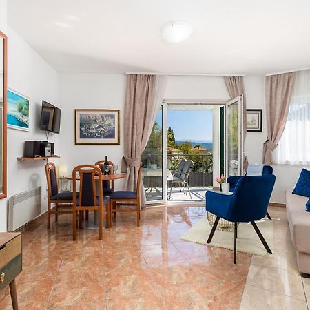 Light Summer Apartment With A Swimming Pool 奥帕提亚 外观 照片