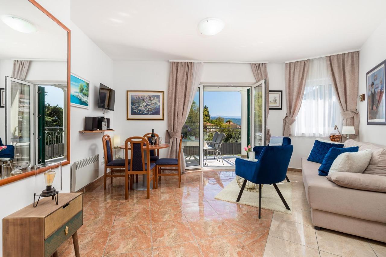 Light Summer Apartment With A Swimming Pool 奥帕提亚 外观 照片