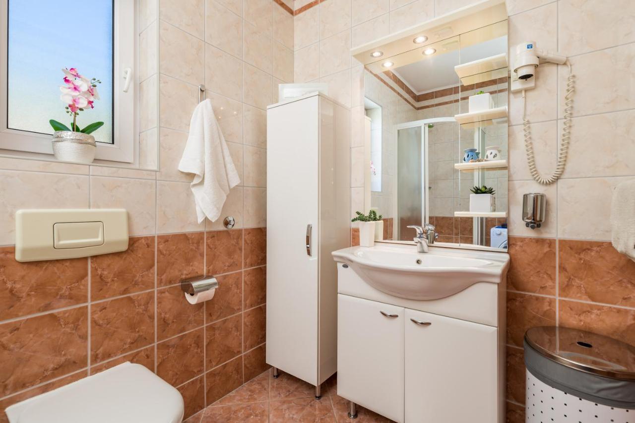 Light Summer Apartment With A Swimming Pool 奥帕提亚 外观 照片