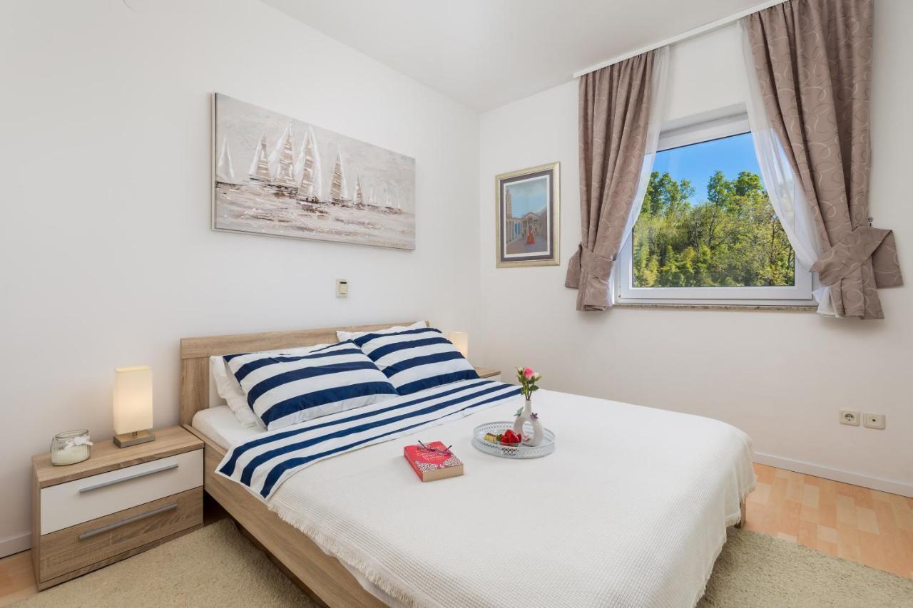 Light Summer Apartment With A Swimming Pool 奥帕提亚 外观 照片