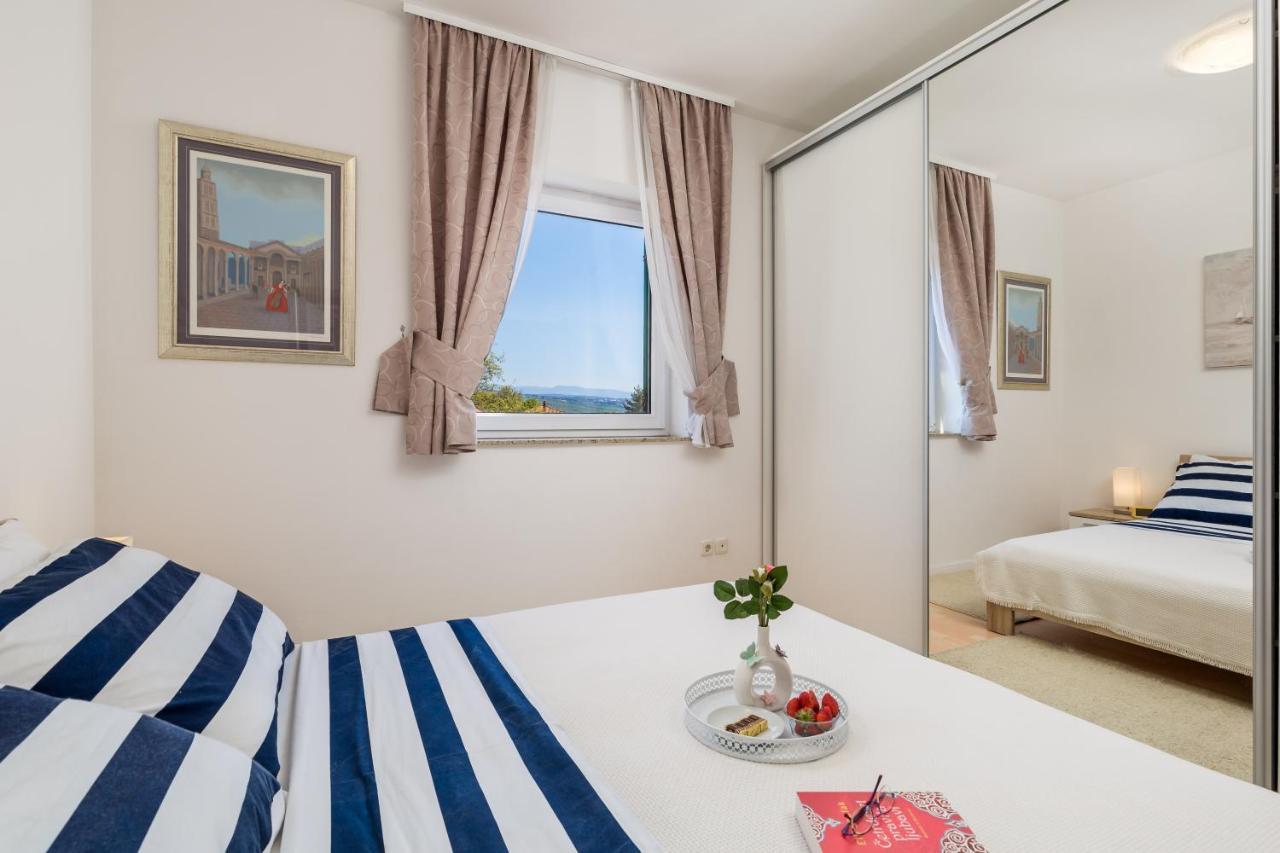 Light Summer Apartment With A Swimming Pool 奥帕提亚 外观 照片